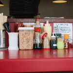 家系ラーメン 王道家 - 卓上調味料