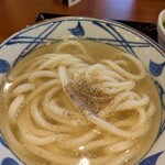 丸亀製麺 - 旨塩うどん並　ブラックペッパーかけてもいいか店員さんに聞かれます