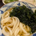 丸亀製麺 - 安定のかけ　わかめ乗せるとかけ出汁冷めます(笑)