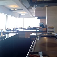 鉄板焼レストラン八景 - 鉄板を囲むカウンター席