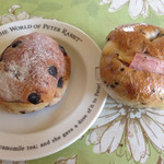 biscot cafe COSTA-RICA - 左:ちょこパン 右:チーズとベーコンとオムレツが入ったベーグル。