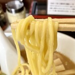 藤味亭 - 麺リフト。中太で仕上げはソフト。