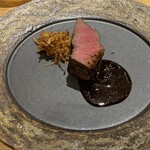 花小町 - 阿蘇産山村　井信行さんのあか牛サーロインの炭火を使って焼き　