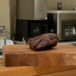 花小町 - 阿蘇産山村　井信行さんのあか牛サーロインの炭火を使って焼き　