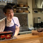 花小町 - シェフと阿蘇産山村　井信行さんのあか牛サーロインの炭火を使って焼き　