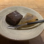 花小町 - 小菓子　天草の塩をのせたチョコレートのテリーヌ、パッションフルーツの琥珀糖