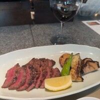 旬房 - 「近江牛赤身炭火焼　焼き野菜」と「赤ワイン」