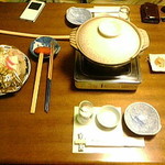 元祖くじらや - 最初のテーブルセッティング(ハリハリ鍋と珍味三品)