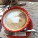 A.O.C. L’aile ou la Cuisse - カフェオーレのアップ