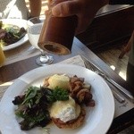 A.O.C. L’aile ou la Cuisse - エッグベネディクトへ、胡椒はグラインディングしてくれます