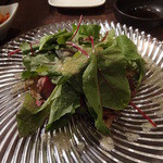 Matasaburo - 2014.09 熟成牛のサラダ。お肉は香ばしく、ドレッシングも美味しい