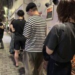 だしと麺 遊泳 - 並んでいます。