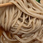 だしと麺 遊泳 - 麺は全粒粉なのか茶色くて平たくもっちりしていました。