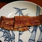 竹葉亭 - 蒲焼きは皿に