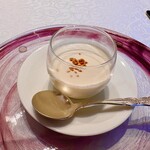 シャトー　ラ・パルム・ドール - 本日のスープ
      　じゃがいもの冷製クリームスープ
      　ベーコン風味の大豆チップ