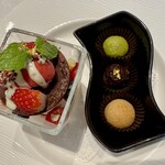 シャトー　ラ・パルム・ドール - 4層で構成されるデザートとプチフール3種