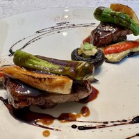 シャトー　ラ・パルム・ドール - 黒毛和牛のヒレステーキ
                    　ブラウン胡椒マデラソース（斜め横から撮影）