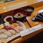 あら鮨 - 料理写真:ランチにぎり 12かん 1,700円(税別)
手巻きランチ 800円(税別)