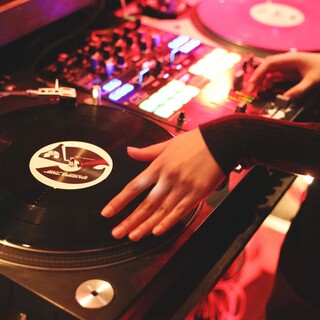 銀座エリアには無い、DJが毎日在籍するDJミュージックバー◉