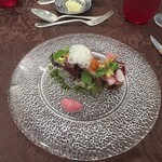 エタンセール カワモト - 前菜。宮崎産 奥日向サーモンのマリネ 焼きナスとレンズ豆