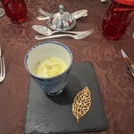 エタンセール カワモト - アミューズ。夏のスペシャリテ　とうもろこしの冷製スープ。