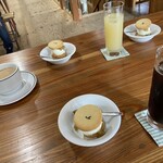 Flowers for Lena - 自家製焙煎コーヒー、リンゴジュース、自家製焙煎アイスコーヒーに、各々ICE SANDをセットにして