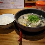 麺や黒八 - 金曜日の日替わりは、＋￥１０でご飯がつきます。なのでこれで￥６６０！