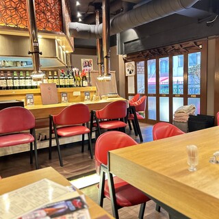 お一人様から団体まで、幅広いシーンでご利用いただける店内
