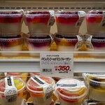 成城石井 - 料理写真:パインとマンゴー乗せドラゴンフルーツゼリー