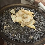 Fujiya 1935 - アワビとイカスミのパエリア。イカスミには鮑の肝も丁寧に濾したものを入れているそうで、おいしく無いわけがない。しかもおかわりできました。