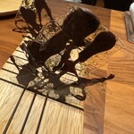 Fujiya 1935 - 青のりとチョコレートのディスク。メニューを見た時、ディスク？って思いましたが、なるほどこういうことなのねと納得。しかも青のりの味が意外にチョコレートに合う。手にチョコレートをつけながらパリパリ。