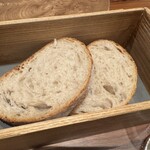 Fujiya 1935 - パンは熱い石板の入った専用の箱で提供されますので、温かさが維持できています。