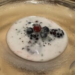 Fujiya 1935 - ベリーの美味しい時期なのでといろんなベリーが入ったゼリー。泡立てて絶妙の食感になったものを提供してくれます。この、1番おいしいタイミングを出していただけるのがまたこのお店のいいところ。