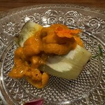 Fujiya 1935 - 水茄子とウニのソース。水茄子は立てたままオイルを少しずつかけるそうですが、そうすることによって、下と上、あるいは外と中の火の入り具合が変わり、食感にグラデーションが出来るそうです。