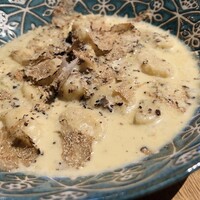 自家製ニョッキとサマートリュフのクリームソース