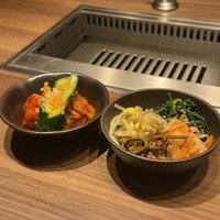焼肉うしごろ 新宿三丁目店 - キムチ、ナムル盛り合わせ