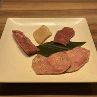 焼肉うしごろ 新宿三丁目店 - ホルモン2種、厚切りハラミ、極みタン