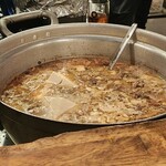 秋元屋 - 煮込みの様子