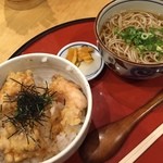 萩の茶屋 - ミニ鶏天と温蕎麦のセット。890円。