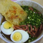 広島駅弁当 うどん - 赤うどん かけ 410円=14年9月、前夜勝利で卵無料