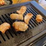 ホルモン 嵯峨根 - ホルモン盛り焼いているところ