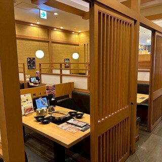 広々とした店内は半個室完備でデートやご家族とのお食事に