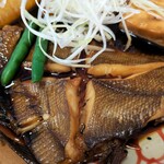五穀 - 本日の煮魚定食