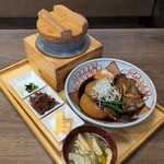 五穀 - 本日の煮魚定食