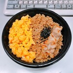 五反田 信濃屋 - ◆そぼろ丼 650円
      ◆にく(串) 180円(丼乗せで-20円引き)⇒160円
      ※税込