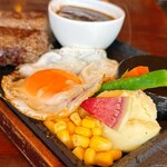 カフェダイニングアンドステーキ ガッテンダー - 目玉焼きトッピング