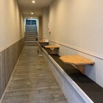 西洋料理店 note - この奥に進み、階段をあがる。