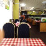 U-KHAN - 右手前のテーブルにはアチャラの方々がお食事中です