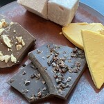 ザ タヴァン グリル＆ラウンジ - チョコレートバー３種とメニュー外のギモーブ　チョコレートバーはワゴンサービスで　目の前で割ってサーブしていただけます