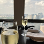 ザ タヴァン グリル＆ラウンジ - スパークリングワインで乾杯　窓越しには丸の内のスカイライン
